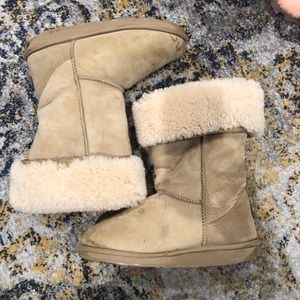 EMU Australian sheepskin shearling boots.